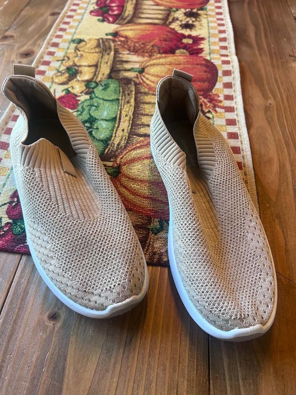 Tommy Bahama Slip-On Knit Sneaker Size 9 Beige